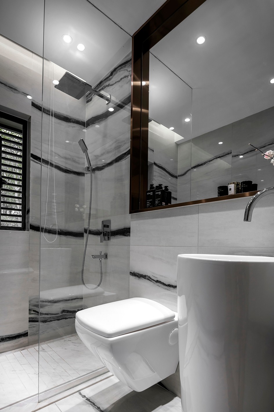 輕奢風格家裝設(shè)計室內(nèi)裝修效果圖-衛(wèi)生間